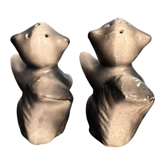 Vintage Ceramic Kissing Skunk Salt & Pepper Shakers Gray & White Kitschy Retro - Picture 3 of 12